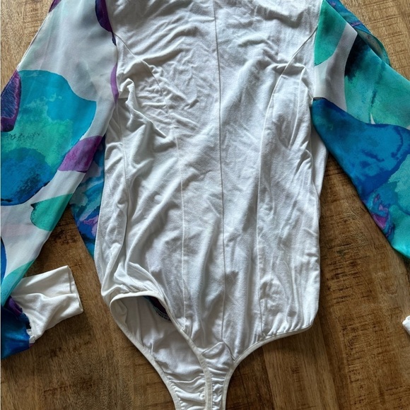 Bebe size small white blue purple floral bodysuit with open arms NWOT - Picture 5 of 9